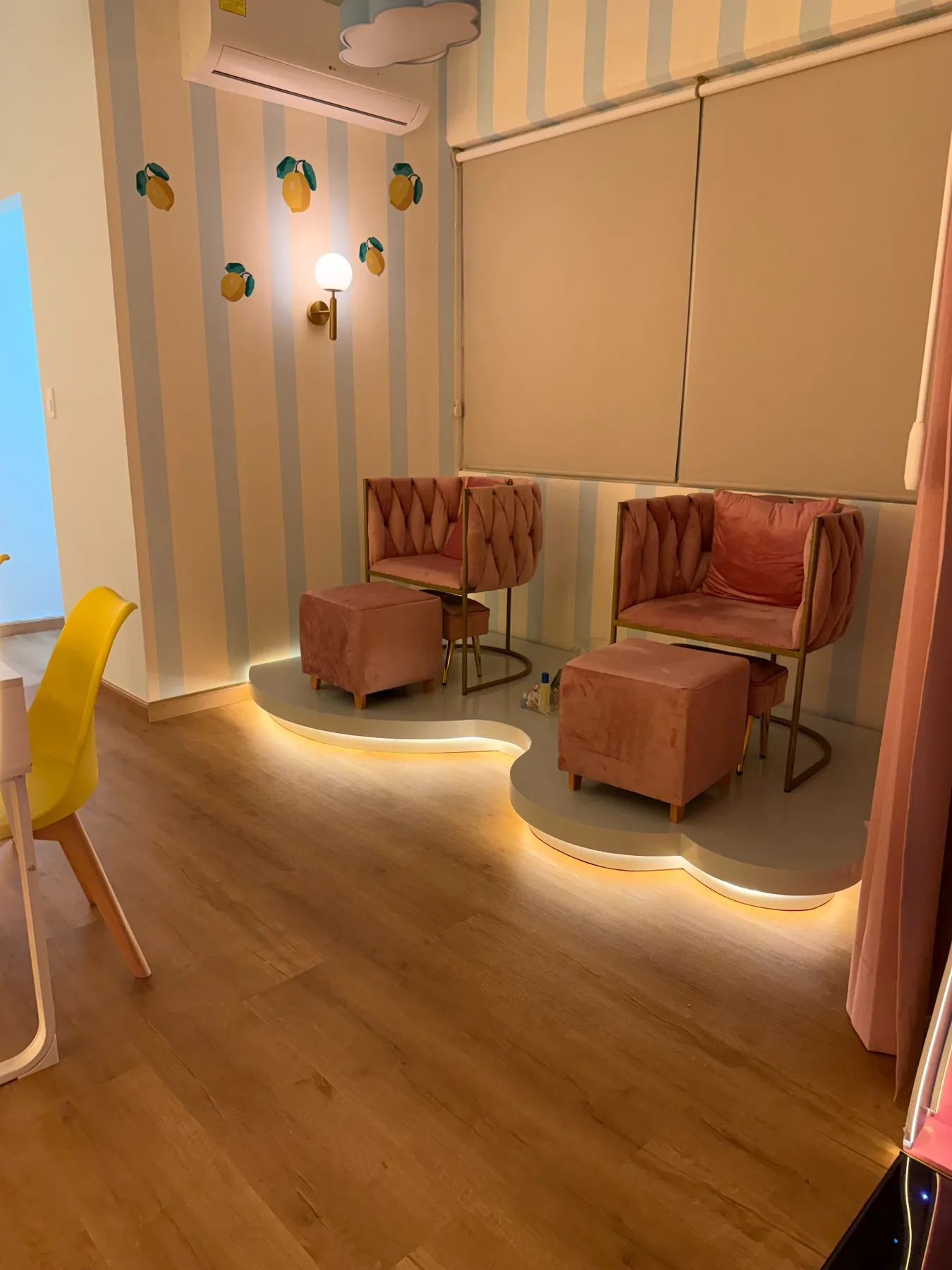 Zona de sillones y spa Lemon Blue